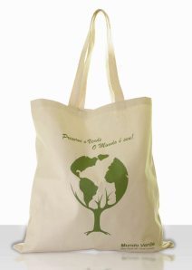 A nova bolsa é feita em tecido 100% reciclado e pode ser encontrada em diversas lojas da rede